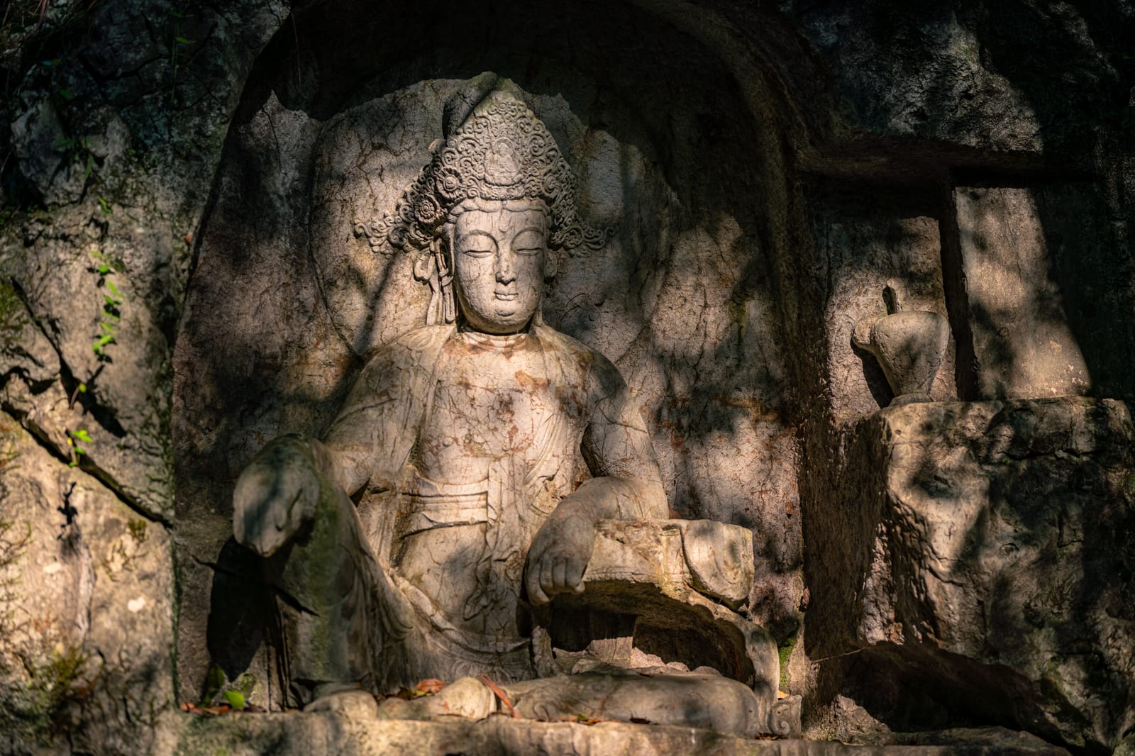 Feilai Peak Grottoes — Eastern Elegance and Southwest City Life