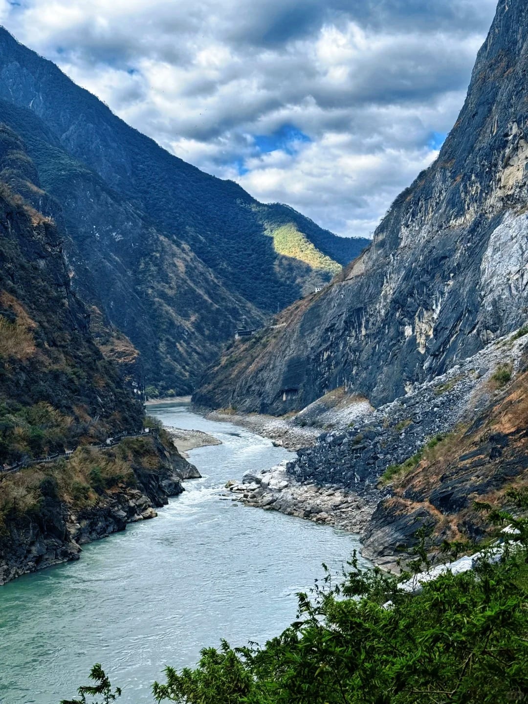 Tiger Leaping Gorge, Source: @用尽晴天