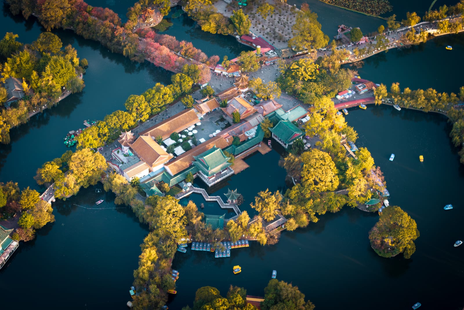 Green Lake Park — Charms of Yunnan: Mountain Escapes & Ethnic Cultures
